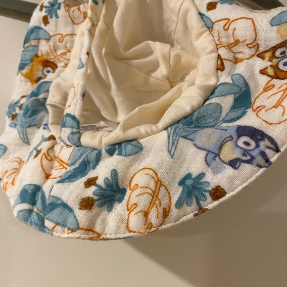 Bluey 2 Piece Baby Girl Romper Set with Hat 18 months - Picture 10 of 12